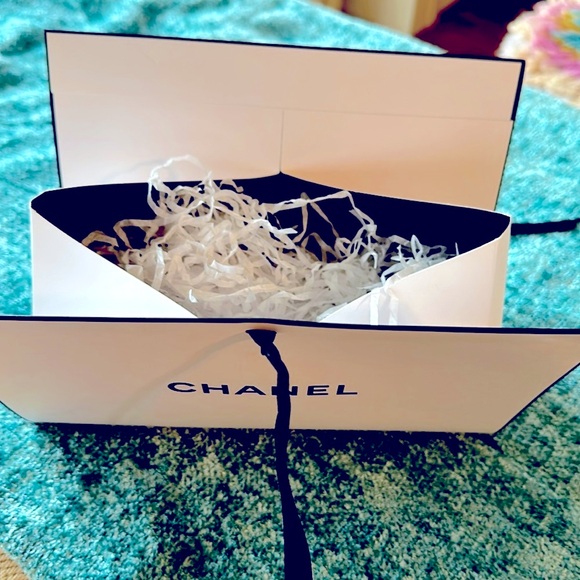 UNISEX NWOT CHANEL WHITE GIFT BAG WITH BLACK CHANEL LIKE SUEDE POUCH AUTHENTIC - Picture 6 of 7